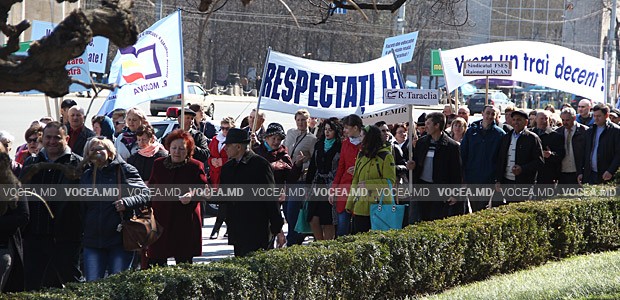 Acţiuni stradale. Profesorii au pichetat Guvernul şi Parlamentul