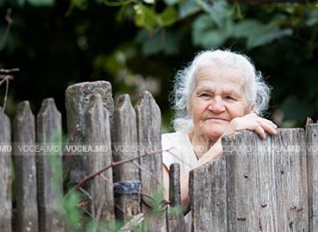 Bătrânețe, haine grele. Poșta Moldovei vrea să le ia pensionarilor din puținul pe care-l au