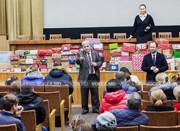 Дед Мороз принес подарки и в Дом профсоюзов