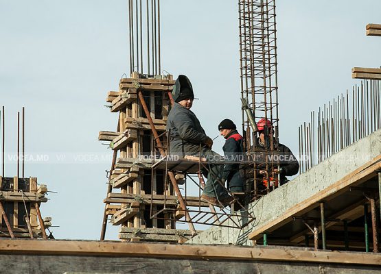 Partenerii sociali din ramura construcțiilor stabilesc salariile minime în sector