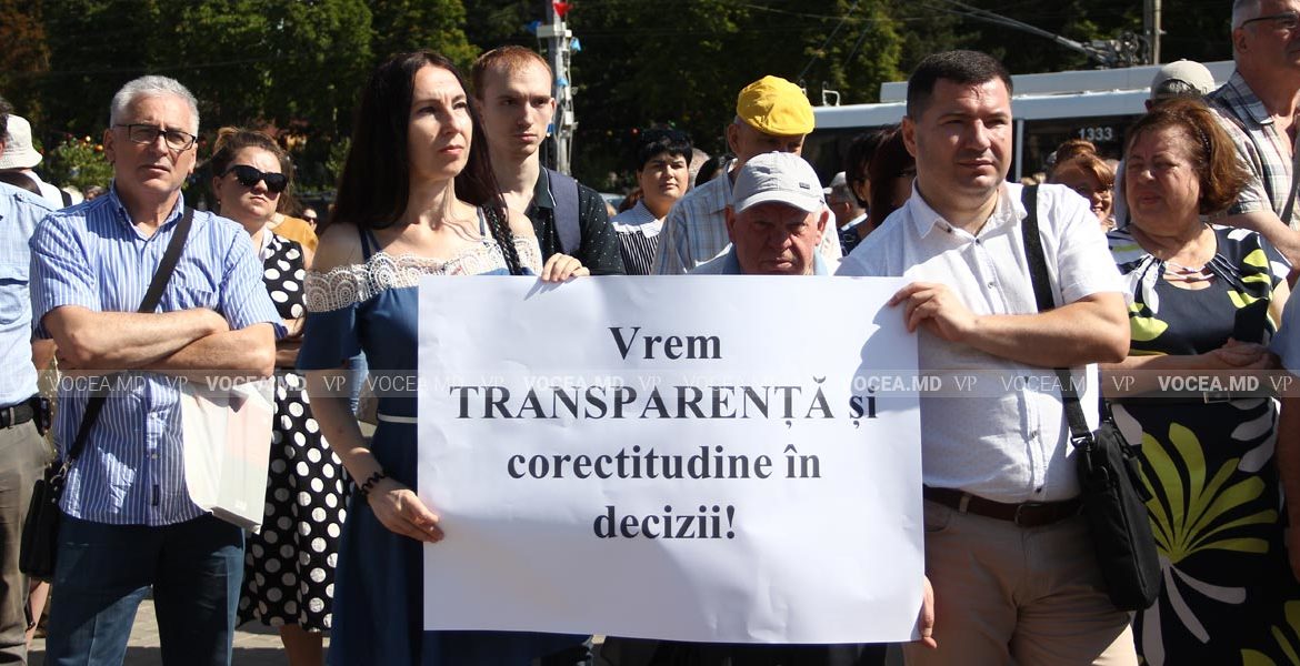 Акция протеста перед зданием правительства против реформы, инициированной Министерством образования