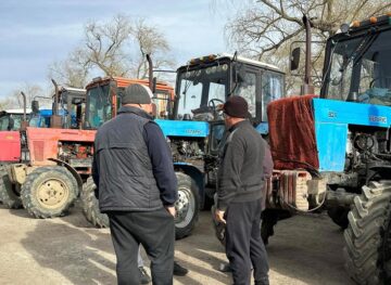 Фермеры на юге страны вышли на акцию протеста с тракторами