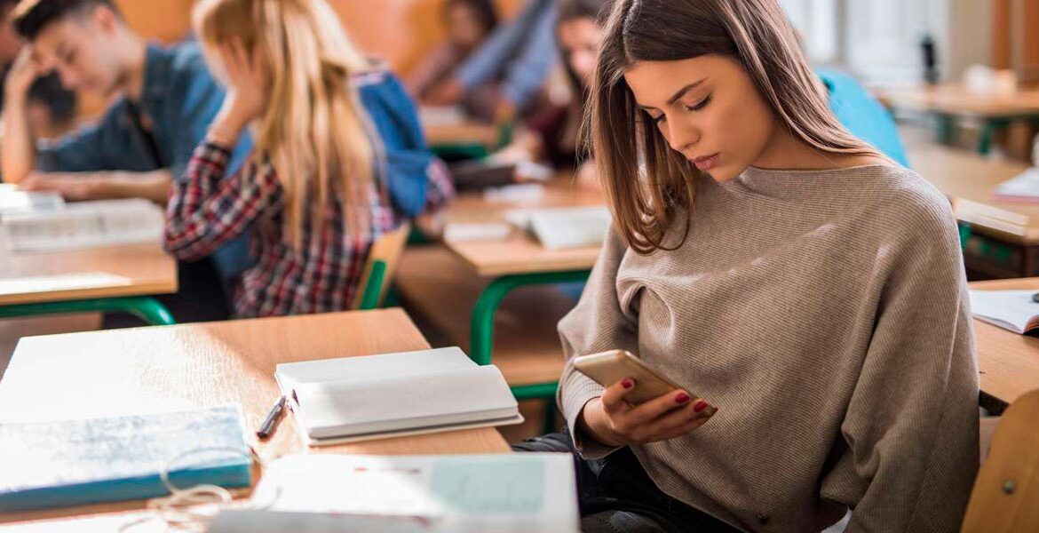Telefoanele mobile ar putea fi interzise în școlile din Moldova din toamnă? MEC vine cu precizări