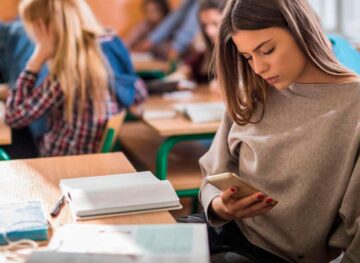 Telefoanele mobile ar putea fi interzise în școlile din Moldova din toamnă? MEC vine cu precizări