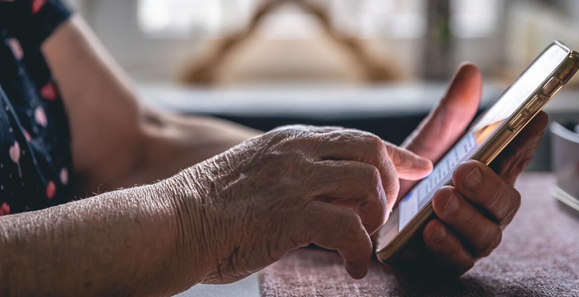Cum dispozitivele inteligente și inteligența artificială fac viața pensionarilor mai sigură și mai confortabilă