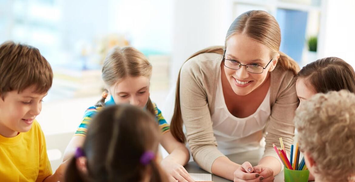 Guvernul a aprobat majorarea salariilor pentru pedagogii cu grade didactice