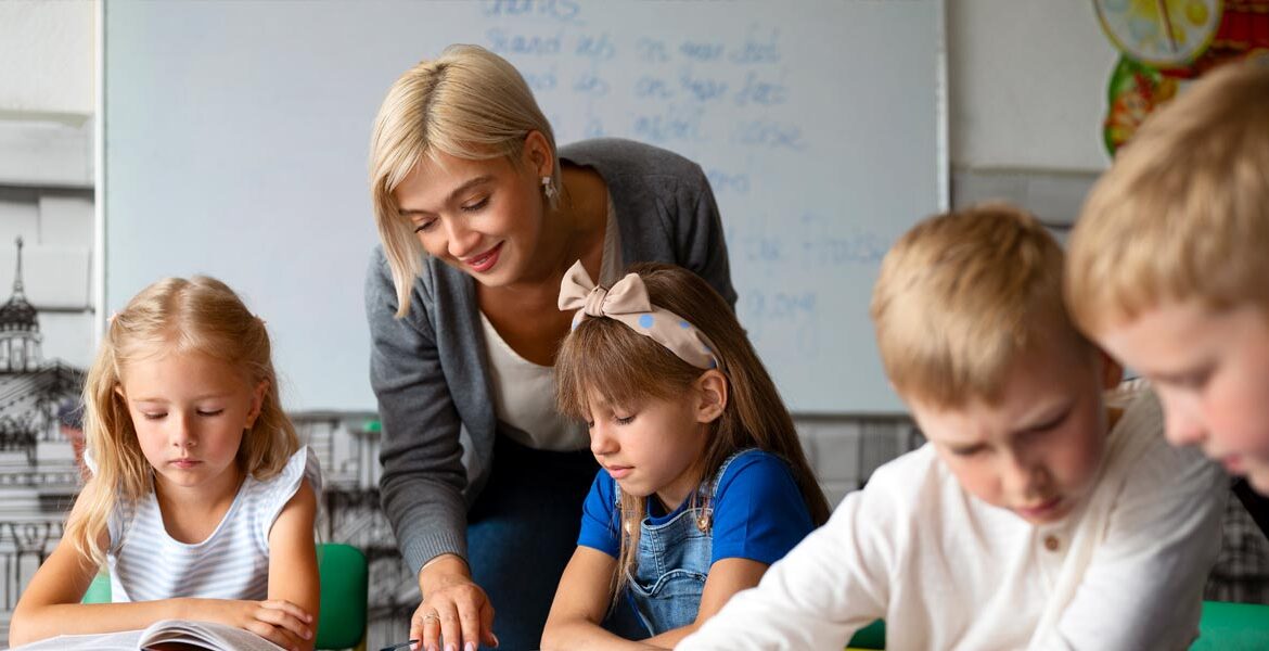 Deficit de cadre și în acest an școlar: profesorii, la mare căutare