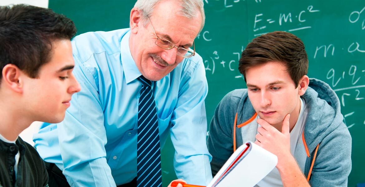 Нехватка педагогических кадров вынуждает вести по два предмета