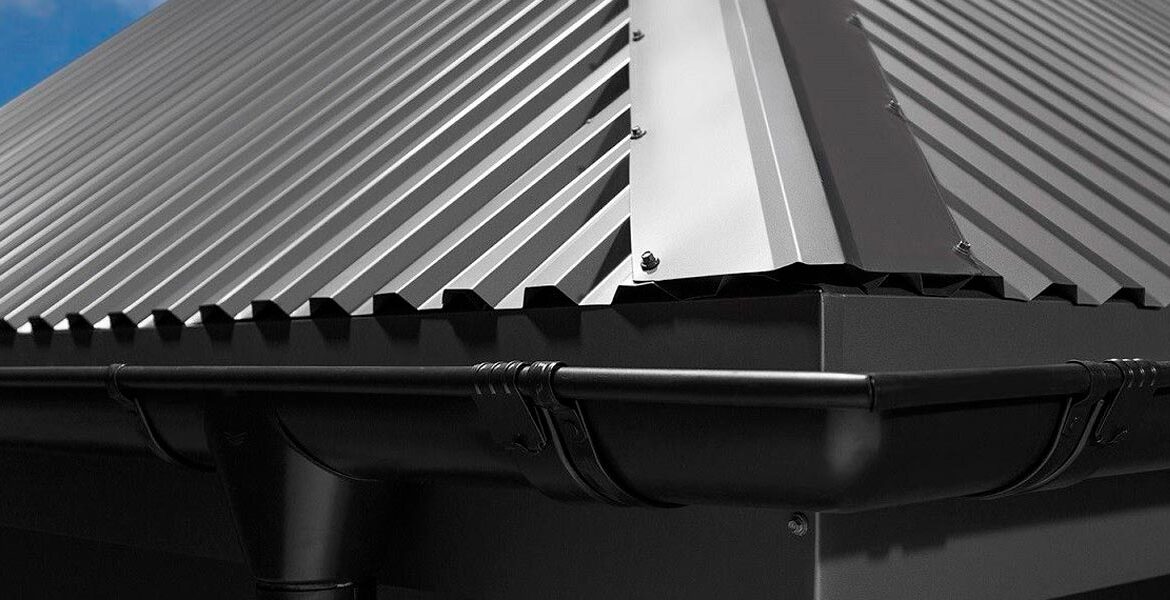 Почему профнастил считается универсальным строительным материалом