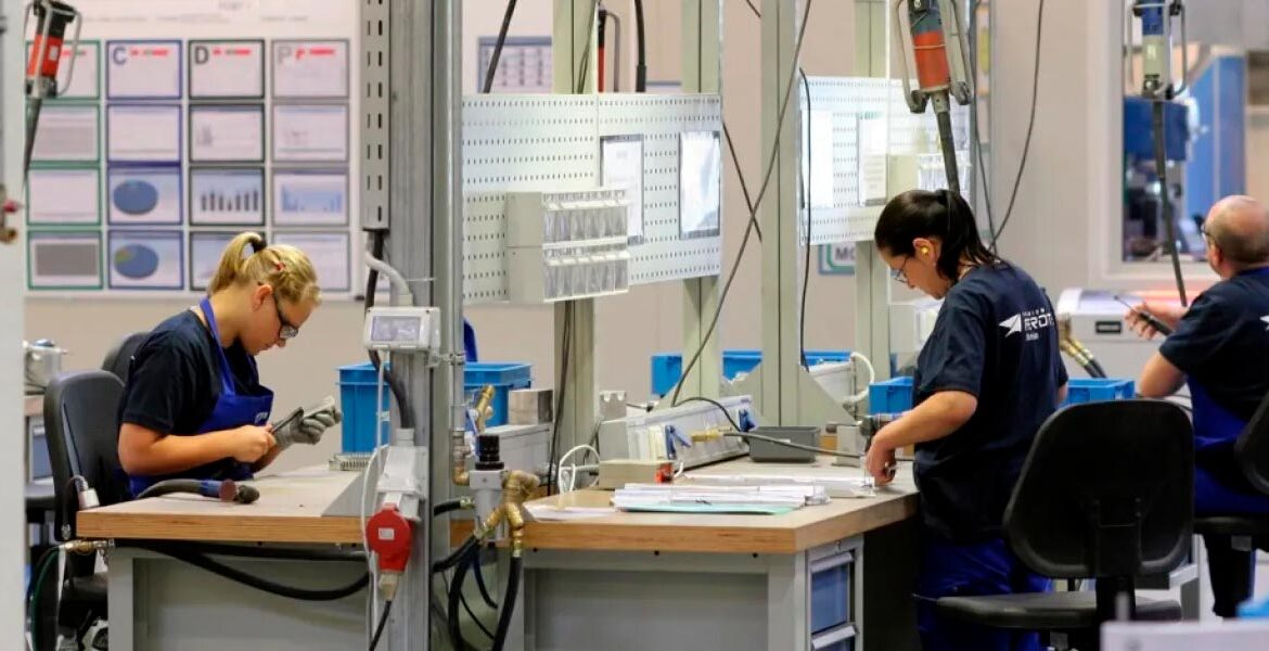 Salariul mediu lunar pe economie, prognozat pentru 2026, de 17400 de lei