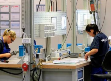 Salariul mediu lunar pe economie, prognozat pentru 2026, de 17400 de lei