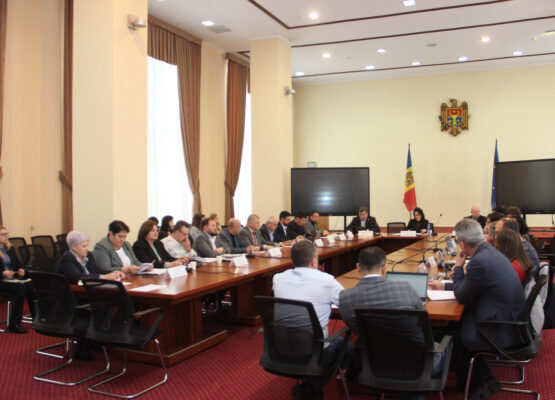 Măsuri pentru protecția drepturilor salariaților, discutate în ședință Comisiei naționale pentru consultări și negocieri colective