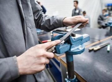 Guvernul extinde sprijinul pentru tinerii specialiști din educație: indemnizații de până la 200 000 de lei