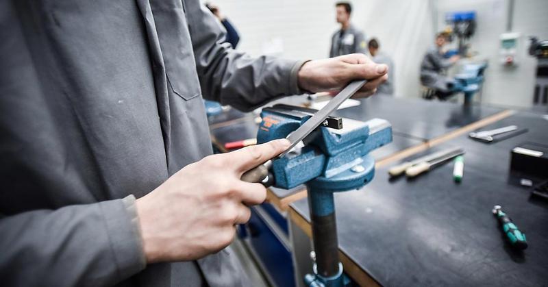 Guvernul extinde sprijinul pentru tinerii specialiști din educație: indemnizații de până la 200 000 de lei