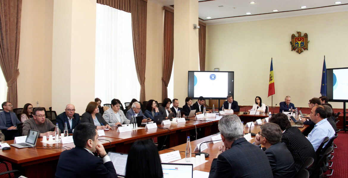 Salariul minim, concediile și modificările legislative, discutate în cadrul Comisiei naționale pentru consultări și negocieri colective