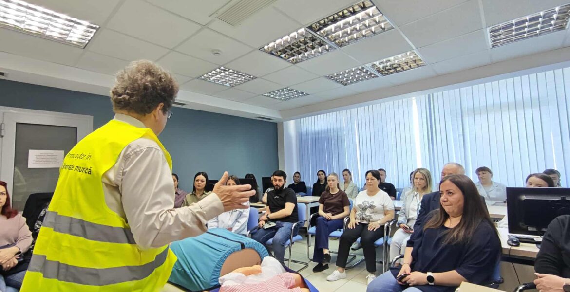 Instruire privind acordarea primului ajutor și siguranța la locul de muncă pentru angajații S.A. „Apă-Canal” Chișinău
